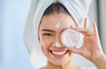 Expert Skincare Tips: How to Moisturise Properly for Healthy Skin Expert Skincare Tips: How to Moisturise Properly for Healthy Skin