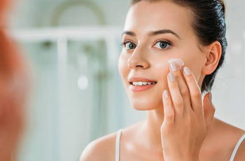 Humectants in Skincare: The Key to Lasting Hydration